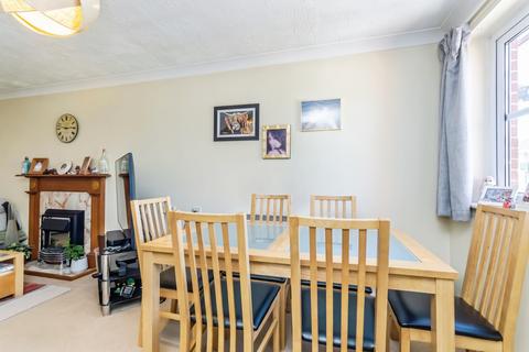 2 bedroom flat for sale, Hillcroft Court, Chaldon Road, Caterham, Surrey, CR3