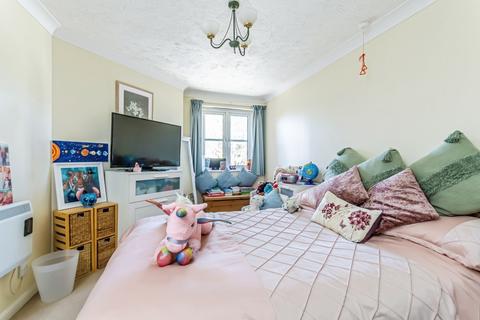 2 bedroom flat for sale, Hillcroft Court, Chaldon Road, Caterham, Surrey, CR3