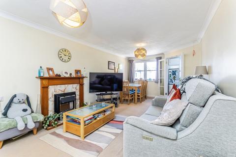 2 bedroom flat for sale, Hillcroft Court, Chaldon Road, Caterham, Surrey, CR3
