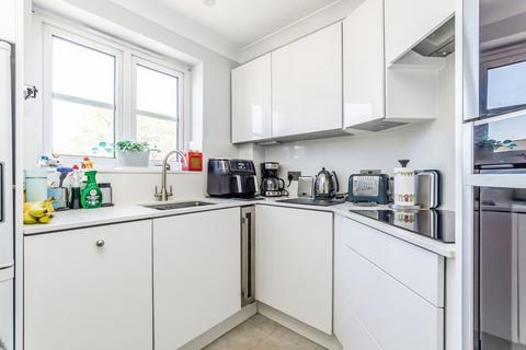2 bedroom flat for sale, Hillcroft Court, Chaldon Road, Caterham, Surrey, CR3