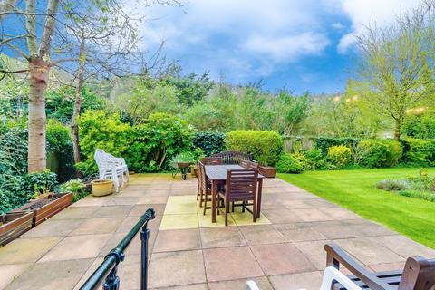 2 bedroom flat for sale, Croydon Road, Caterham, Surrey, CR3