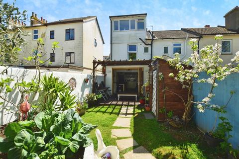 3 bedroom end of terrace house for sale, Coolinge Road, Folkestone, Kent, CT20