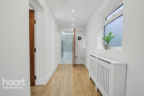 undefined, Felix Lane, Shepperton