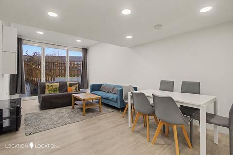 2 bedroom flat to rent, Queens Drive, London, N4