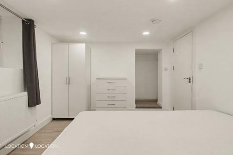 2 bedroom flat to rent, Queens Drive, London, N4