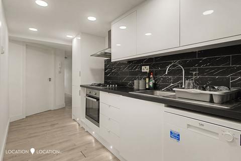 2 bedroom flat to rent, Queens Drive, London, N4