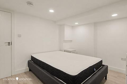 2 bedroom flat to rent, Queens Drive, London, N4