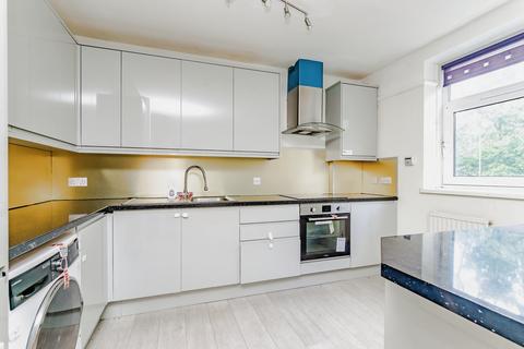 2 bedroom flat for sale, West Drive, London, SW16