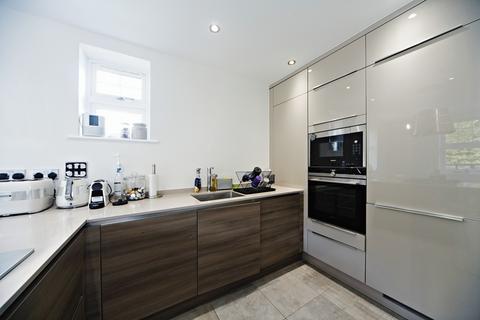 2 bedroom flat for sale, Woodcote Valley Road, Purley, CR8