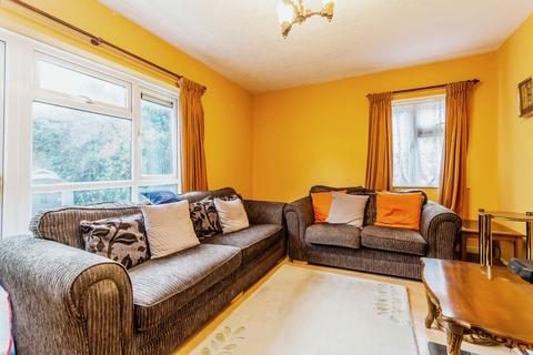 2 bedroom flat for sale, Lynwood Avenue, Coulsdon, CR5