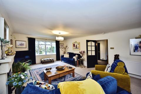 4 bedroom detached house for sale, Station Road, Teynham, Sittingbourne, Kent, ME9