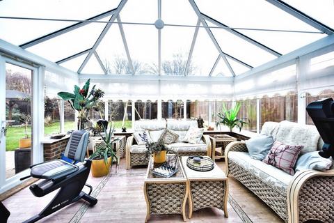 4 bedroom detached house for sale, Station Road, Teynham, Sittingbourne, Kent, ME9