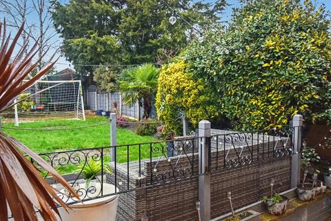 3 bedroom semi-detached house for sale, Windsor Crescent, Wakefield, West Yorkshire