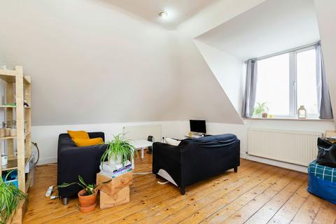2 bedroom flat to rent, Mapesbury Road, London NW2