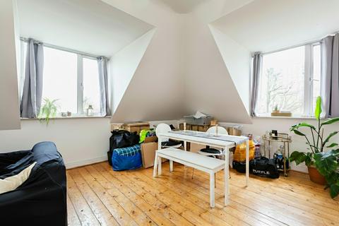 2 bedroom flat to rent, Mapesbury Road, London NW2