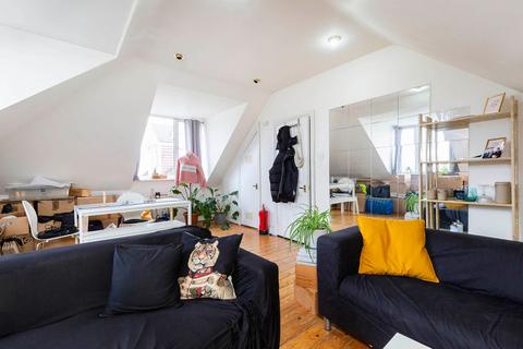 2 bedroom flat to rent, Mapesbury Road, London NW2