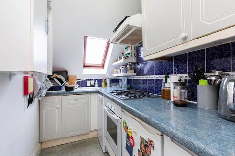 2 bedroom flat to rent, Mapesbury Road, London NW2