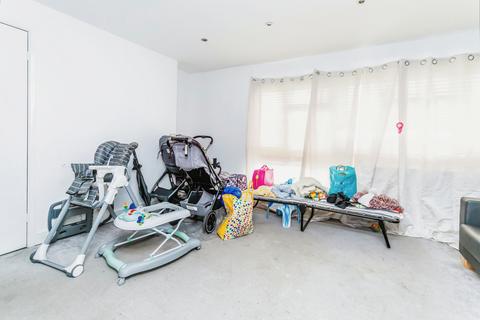 2 bedroom flat for sale, Fir Tree Gardens, Croydon, CR0