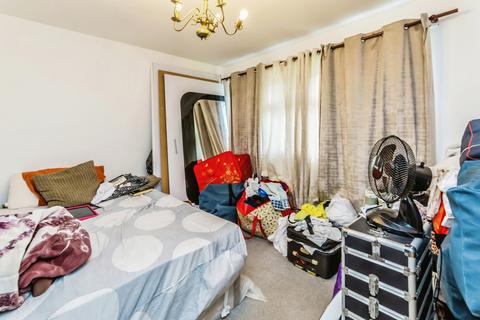2 bedroom flat for sale, Fir Tree Gardens, Croydon, CR0