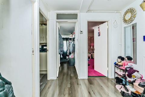 2 bedroom flat for sale, Bramble Close, Croydon, Surrey, CR0