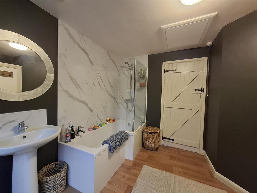 Bathroom3.jpg