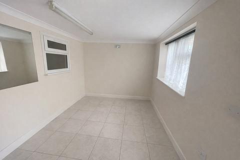 undefined, Broad Walk, Greater London TW5