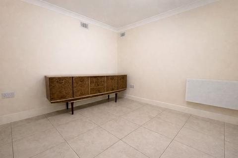 undefined, Broad Walk, Greater London TW5