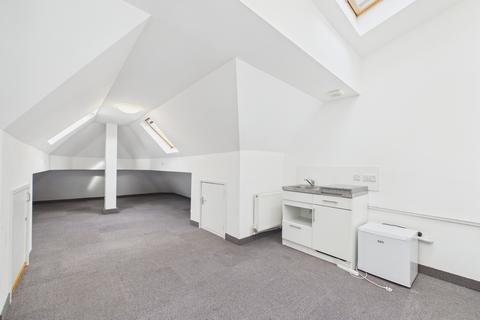 House of multiple occupation to rent, The Clock House, Frogmoor, High Wycombe, Buckinghamshire, HP13 5DL