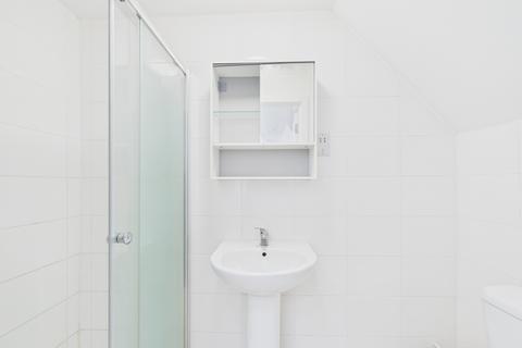 House of multiple occupation to rent, The Clock House, Frogmoor, High Wycombe, Buckinghamshire, HP13 5DL