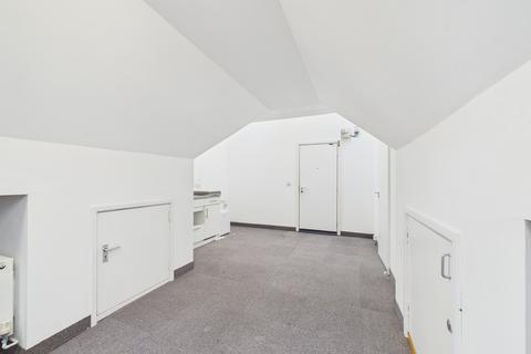 House of multiple occupation to rent, The Clock House, Frogmoor, High Wycombe, Buckinghamshire, HP13 5DL