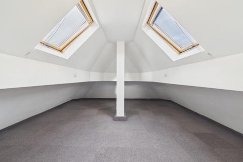 House of multiple occupation to rent, The Clock House, Frogmoor, High Wycombe, Buckinghamshire, HP13 5DL