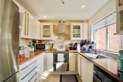 2 bedroom flat for sale, Maltby Drive, Enfield, EN1