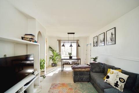 2 bedroom flat for sale, Maltby Drive, Enfield, EN1