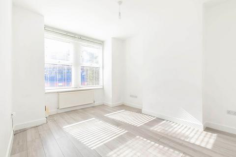 2 bedroom flat to rent, Deacon Road, London NW2