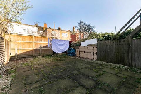 2 bedroom flat to rent, Deacon Road, London NW2