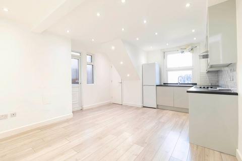 2 bedroom flat to rent, Deacon Road, London NW2