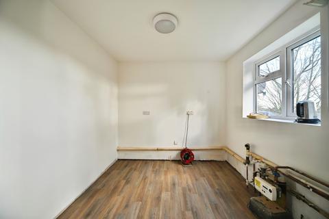 2 bedroom flat for sale, Marshalls Close, London, N11
