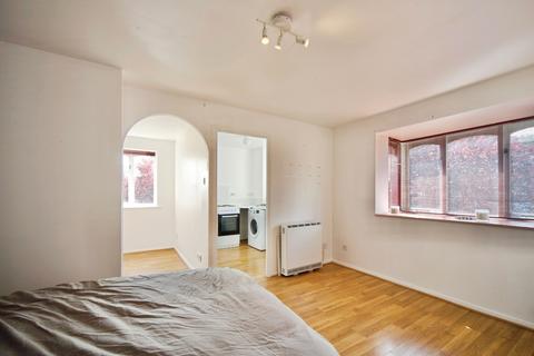 Leigh Hunt Drive, London, N14