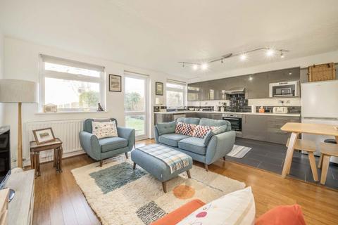 1 bedroom flat for sale, Harrowdene Gardens, Teddington TW11