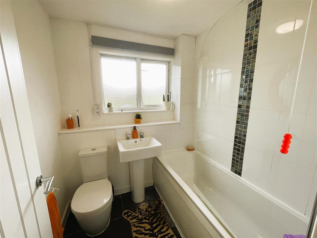 18 Quebec Gardens bathroom.jpeg