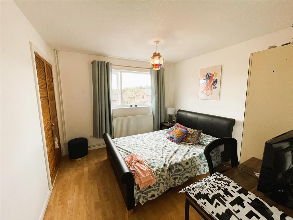 18 Quebec Gardens bedroom.jpeg