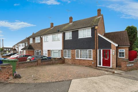 4 bedroom end of terrace house for sale, Larkswood Road, Stanford-le-Hope SS17