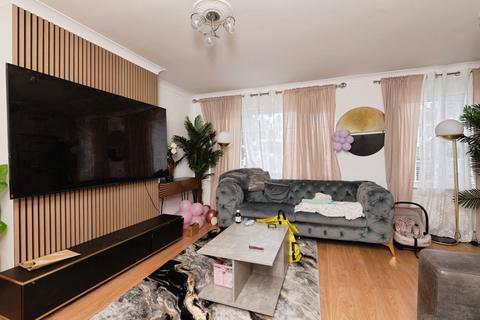 4 bedroom end of terrace house for sale, Larkswood Road, Stanford-le-Hope SS17
