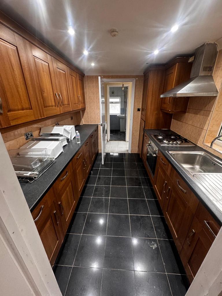 3 bed terraced house to rent Friars Road, London