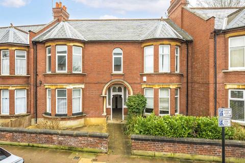 2 bedroom flat to rent, Radbourne Road, London SW12