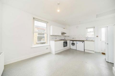 2 bedroom flat to rent, Radbourne Road, London SW12