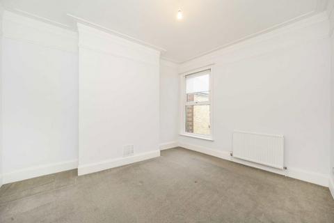2 bedroom flat to rent, Radbourne Road, London SW12