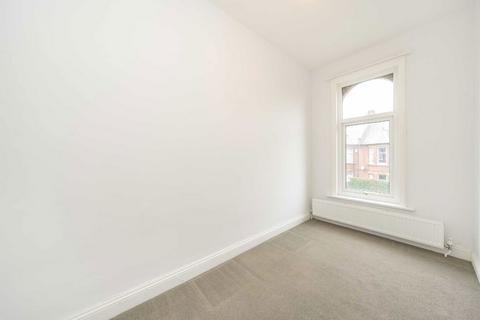 2 bedroom flat to rent, Radbourne Road, London SW12