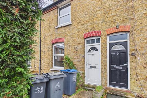 3 bedroom terraced house to rent, Chipstead Valley Road, Coulsdon CR5