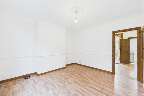3 bedroom terraced house to rent, Chipstead Valley Road, Coulsdon CR5